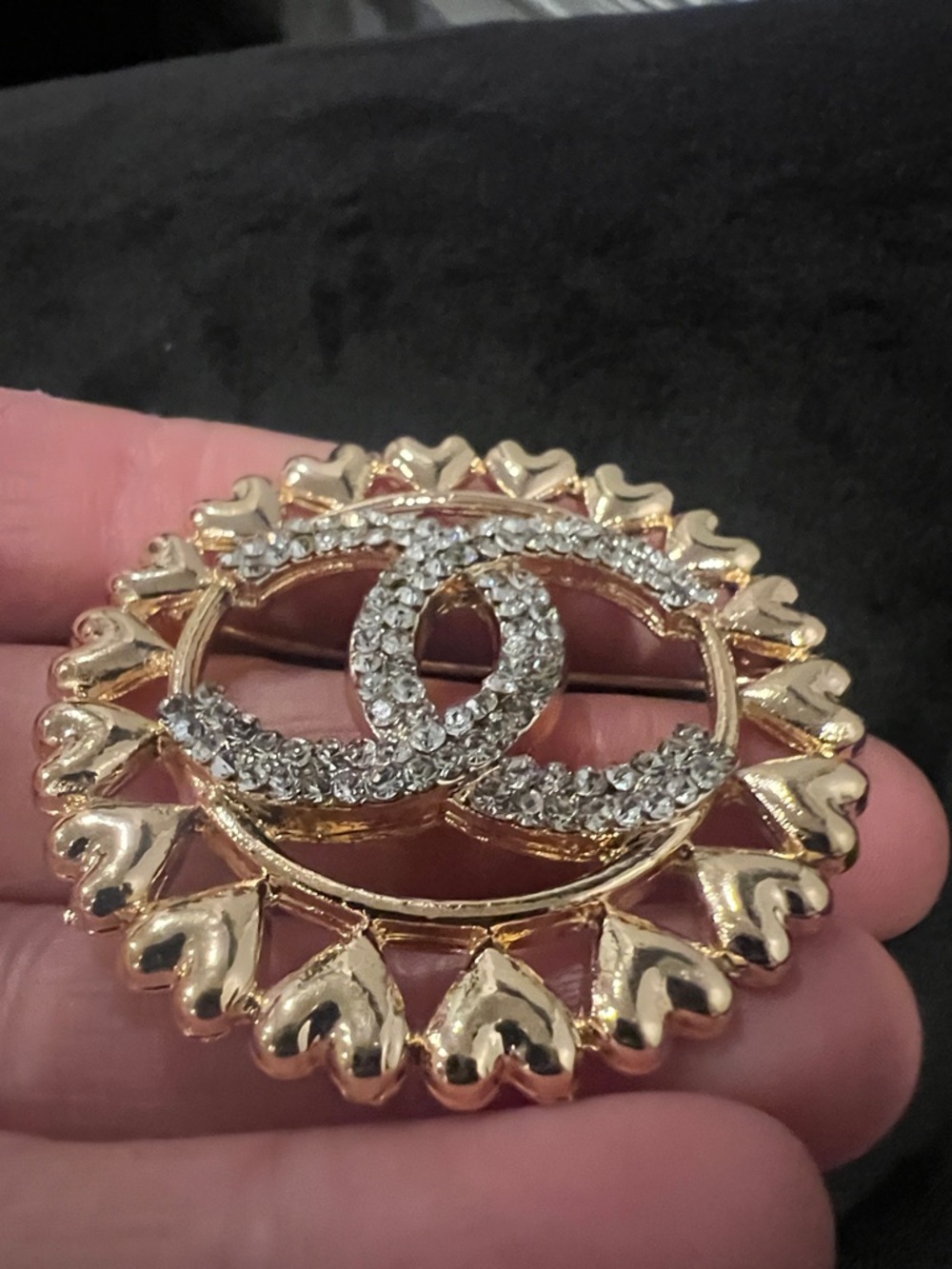 CHANEL Gold-Tone Crystal Double C Heart-Edged Circle Brooch - Picture 9 of 12